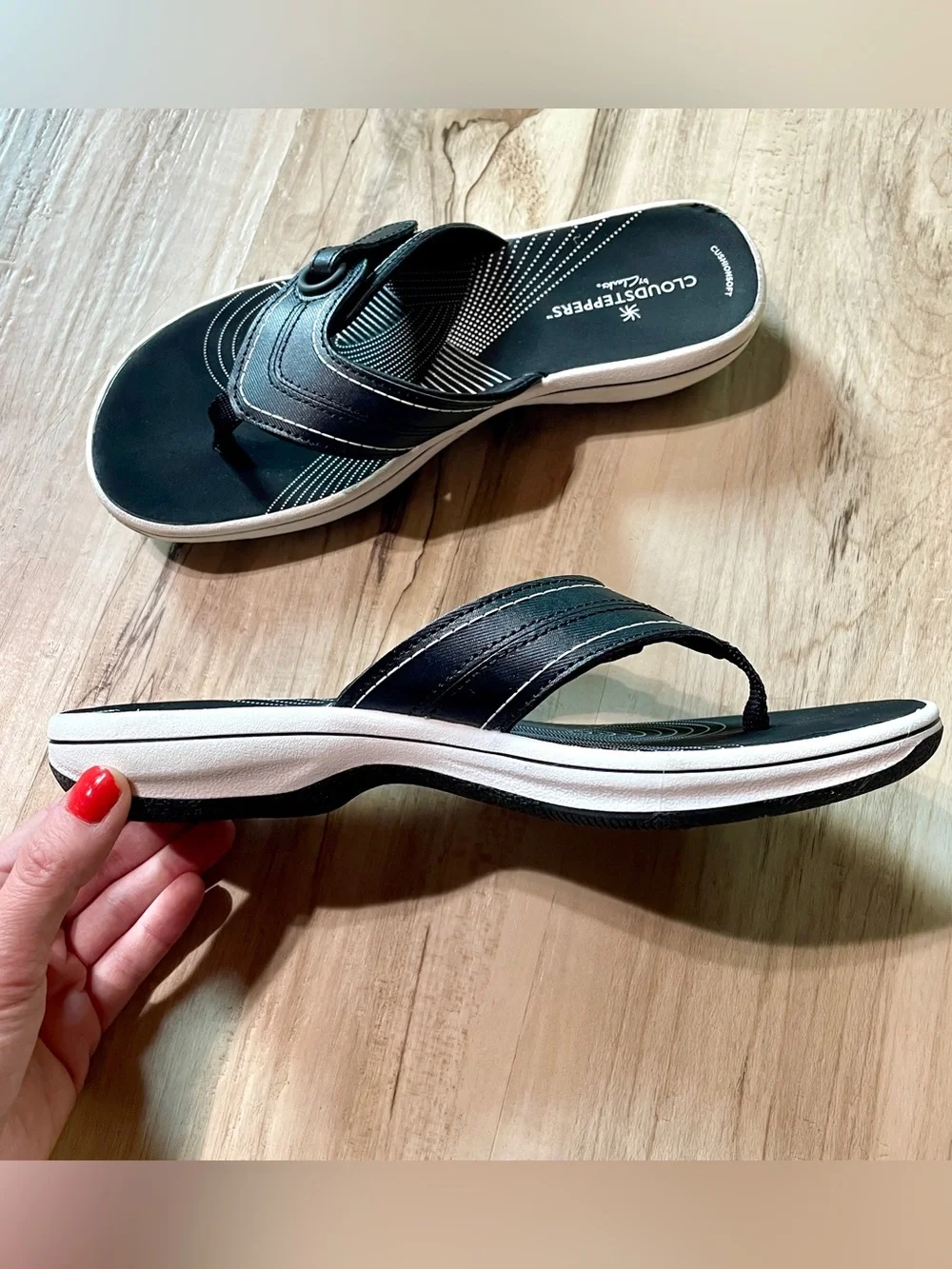 Clark’s Cloudsteppers Black & White Thong Sandals, flip flops size: 7